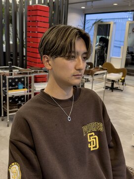 ルィーズ(Lui:z) ハイライト×ミルクティーベージュ×ツーブロックセンターパート