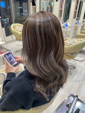 ビス ヘア アンド ビューティー 西新井店(Vis Hair＆Beauty) 大人可愛いブリーチハイライトグレージュカラーふわミディ