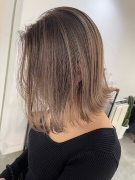イリ 梅田(ili) ハイライトカラーミルクティーベージュレイヤーカット