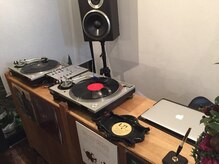 レコードヘア(Record Hair)の雰囲気（受付にあるDJブースが音楽へのこだわりを感じさせます。）