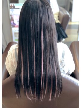 トゥエンティーフォー(24) エクステでピンクメッシュ