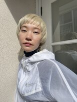 バズ(BUZZ)&nbsp;オン眉マッシュウルフ/ホワイトブロンド