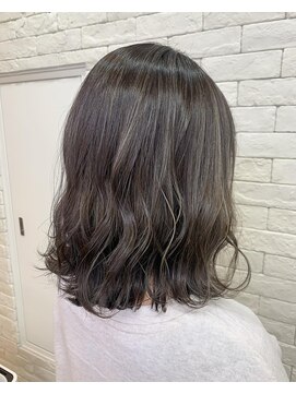 ルチナ 秦野(Lucina) ハイライト/グレージュ/ミディアム