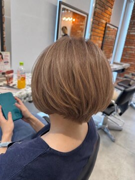 フィゼル 梅田茶屋町(fizelle) まろやかベージュの丸みショートボブ