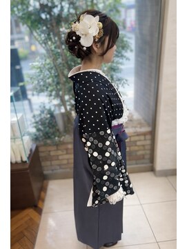 ファーレンピュアスウィート(fahren-pure-suite) 袴スタイルヘアアレンジゆるふわシニヨン