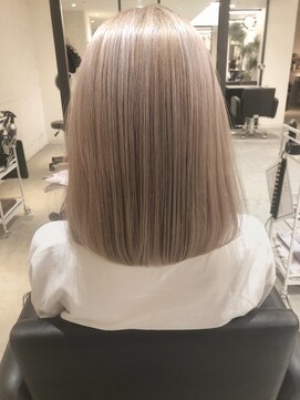 リヴ オオサカ(LIV OSAKA) ホワイト☆ブロンド