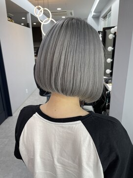 ブロンド(Blonde) ブリーチカラー/ホワイトシルバー/ボブ