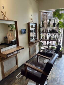 グリニッジ(GREENWICH)の写真/温かみのあるウッド調の店内はまるで隠れ家。少人数サロンならではの落ち着いた時間をお過ごしください♪