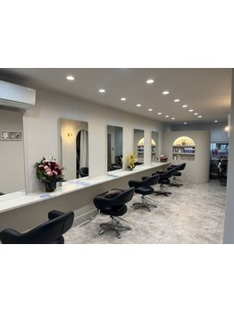 半個室の空間で、周りを気にせずに施術が受けられる◎自分だけの贅沢なサロンタイムを。