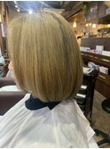 ベージュ×まとまるハイトーンボブ