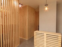 ナノ キタカミ(nano. kitakami)の雰囲気（木の温もりを感じられるプライベートサロン）
