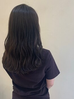 白髪染めでもオシャレを楽しむグレイカラー★最旬トレンドを取り入れつつ、あなたに似合う色味を提案。