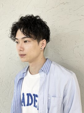 パクタ(PAcuTA.) センターパート×パーマ×刈り上げ