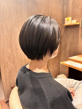 大人ショートボブで首元スッキリスタイル