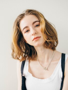 ピズム(PISM) ロングボブ/プラチナカラー/カールヘア/くびれヘア