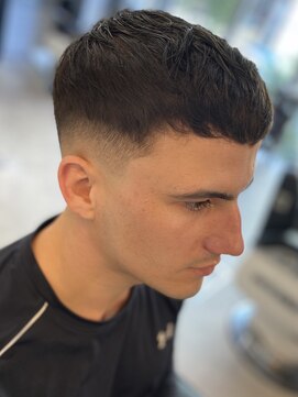 フランクスバーバーザスタンド(Frank’s barber the stand) スキンフェードクロップ癖毛風スペインカールバーバースタイル