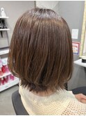 少し動きのあるボブに
