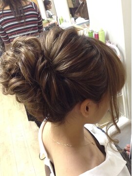 ヘアアンドメイク ゼン ヨコハマ(Hair&Make ZEN YOKOHAMA) やわらかルーズなお団子風ヘア Hair&Make ZEN