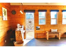 明るく落ち着いた店内