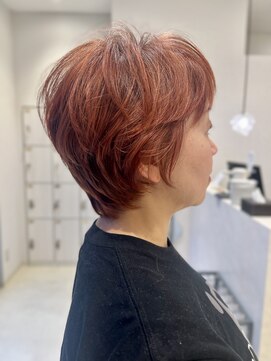 丸みと動きを活かした大人ショートレイヤースタイル