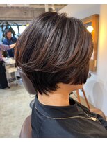 ビハインドザカーテン(BEHIND THE CURTAIN)&nbsp;ショートレイヤーボブ×白髪活かしカラー×くせ毛カット