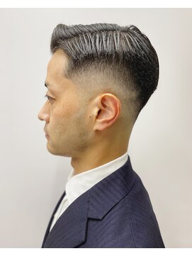 フランクスバーバー アンド ビアークラブ(FRANK'S BARBER and BEER CLUB) サイドグラデーション七三分けかき上げスキンフェードカット