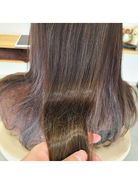 クシェルヘア(kuschel hair) 【白髪をデザインに】ハイライト無し！白髪染でもロングを楽しむ
