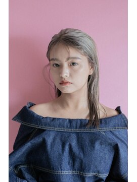 ヘアーアイストゥーレ(HAIR ICI TRE) ブリーチ　ロング　シースルー　ベージュ　担当阿知波