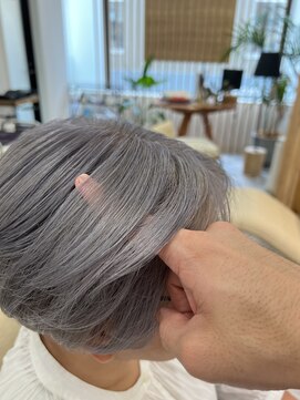 リノショアーズ 元町店(RINOSHORES) シルバーホワイトベージュダブルカラー白髪ぼかしハイライト