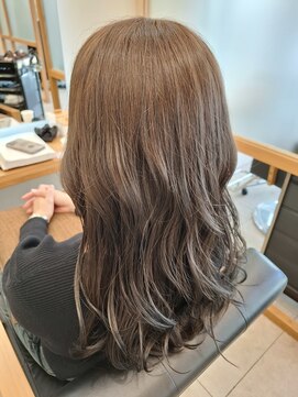  リュクスバトーバイトリコ 船橋南口店(Luxe BATEAU by tricot) 艶グレージュ