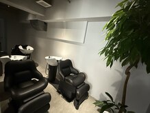 アイビーズ(IVYS)の雰囲気（シャンプー台は落ち着いた照明でリラックス◎）
