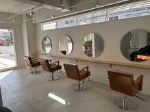 ヘアーフラワー(hair. flower)の雰囲気（広々とした店内セット面4台）