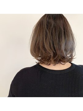 デフィー(DEFY) グレージュカラーのマッシュウルフスタイル