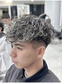 スペインカールホワイトハイライトスパイラルパーマフェード