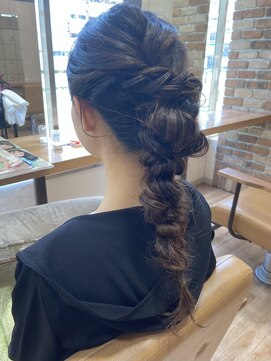 ヴィサージュクルー(VISAGE crew) 高めでまとめた編み下ろしデザイン！