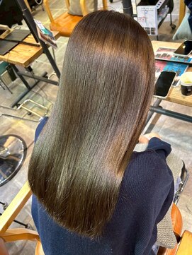 ナンバー イル デュッカ 札幌(N° il duca) 艶髪オリーブカーキカラー・ストレート