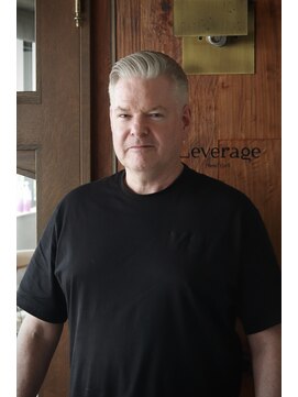 ザマンリバレッジニューヨーク(THE MAN LeverageNewYork) 海外大人アップバングフェードカット：大村　大心