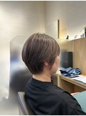 後頭部に丸みとボリュームを持たせたショートヘア