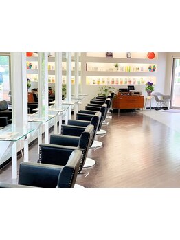 男女問わず幅広い年齢層から支持されるサロン☆ご家族や子育て中のママさんも、気軽に通いやすい♪