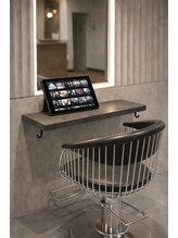 全席に10インチモニターお客様専用タブレットを完備で施術中にYouTubeや雑誌が見放題