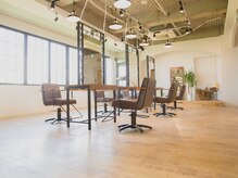 シエナ(CIENA)の雰囲気（窓から緑も見えて温かみのあるフロア♪【前髪カット/矢場町/栄】）