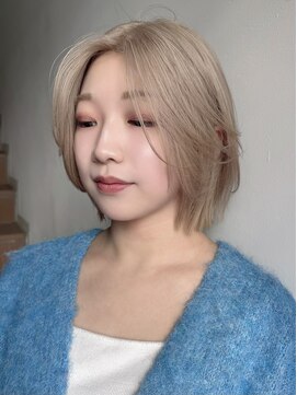 サンク 原宿 表参道(cinq) ハイトーンカラーヘーゼルベージュミルクティーベージュ暗めボブ