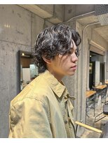 キュー(Cue_)&nbsp;無造作カーリーパーマのセンターパートスタイル　3【影山】