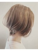 大人可愛いショートボブ外国人風ハイトーンレイヤーカット