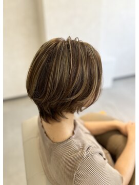 アイディアー スタジオコウベ(i-Dear studio Kobe) ハイライト×オリーブベージュ×ショートボブ