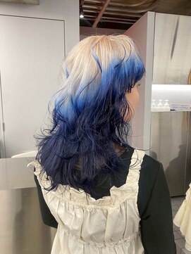 オーン 渋谷(OOn) ホワイト×ブルーのデザインカラー