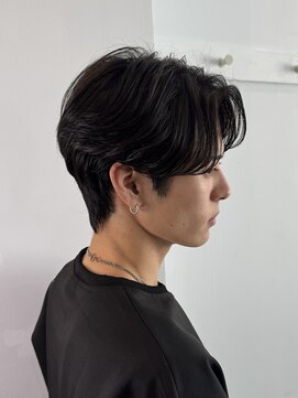 クロト(Clotho) センターパートウルフ/波巻きツイストスパイラルメンズカット