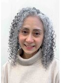 グレイヘアのスパイラルパーマ