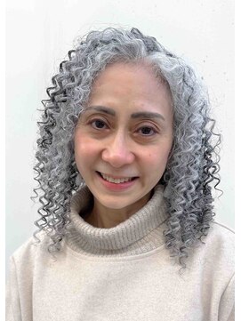 ラブ ロック Love' Lock グレイヘアのスパイラルパーマ