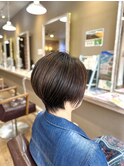 骨格美人の襟足がタイトなマッシュショート